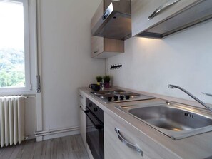 Fridge, oven, stovetop, coffee/tea maker