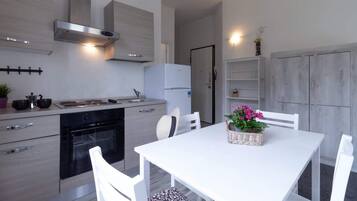 Réfrigérateur, four, plaque de cuisson, cafetiÚre/bouilloire