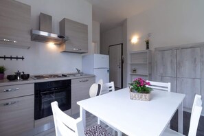 Fridge, oven, stovetop, coffee/tea maker