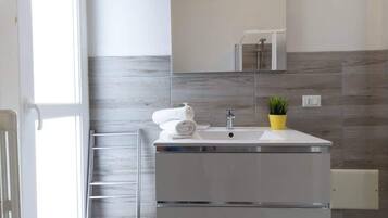 Douche, sĂšche-cheveux