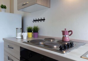 Kühlschrank, Ofen, Herdplatte, Wasserkocher mit Kaffee-/Teezubehör