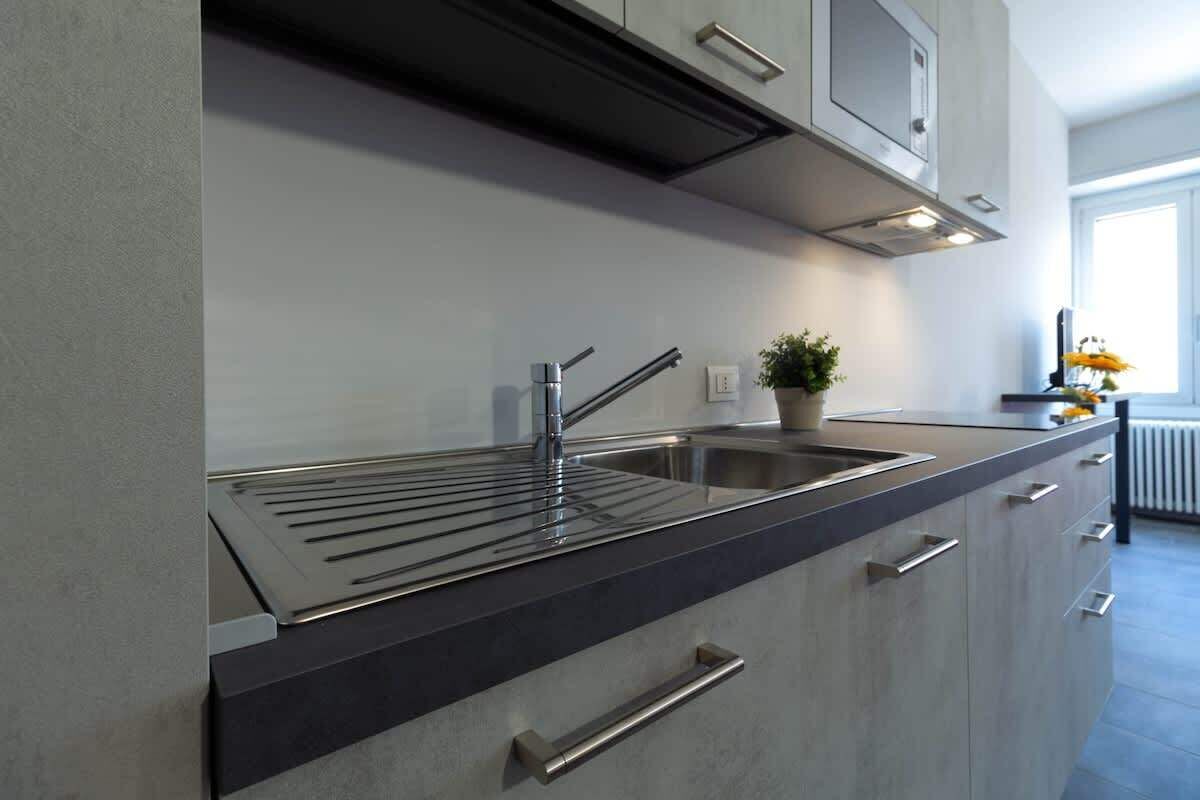 Refrigerador, microondas, parrilla de estufa y cafetera y tetera 