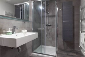 Regadera y secadora de cabello 