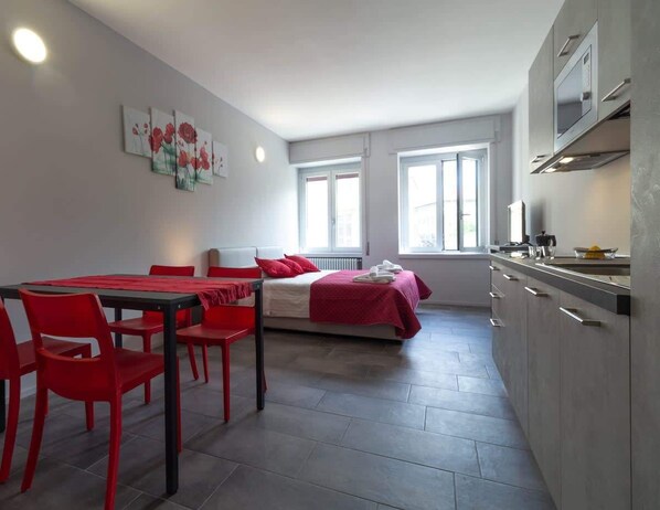 Iron/ironing board, free WiFi, bed sheets