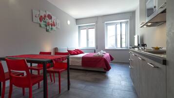 Tabla de planchar con plancha, wifi gratis y ropa de cama