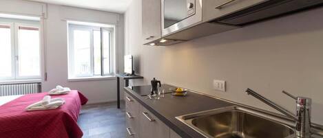 ثلاجة، ميكروويف، موقد طهي مسطح، ماكينة لصنع القهوة/الشاي