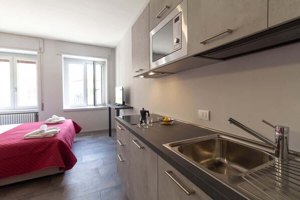 Kühlschrank, Mikrowelle, Herdplatte, Wasserkocher mit Kaffee-/Teezubehör