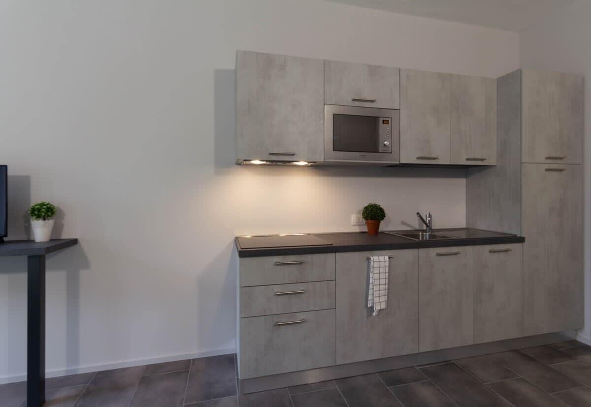 Kühlschrank, Mikrowelle, Herdplatte, Wasserkocher mit Kaffee-/Teezubehör