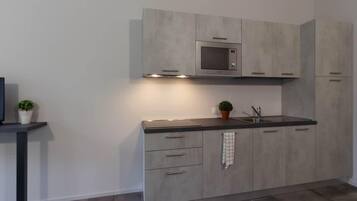 Kühlschrank, Mikrowelle, Herdplatte, Wasserkocher mit Kaffee-/Teezubehör