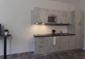 Kühlschrank, Mikrowelle, Herdplatte, Wasserkocher mit Kaffee-/Teezubehör