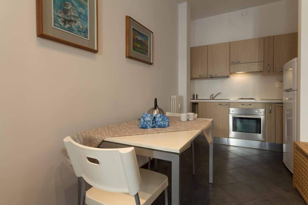 Kühlschrank, Ofen, Herdplatte, Wasserkocher mit Kaffee-/Teezubehör