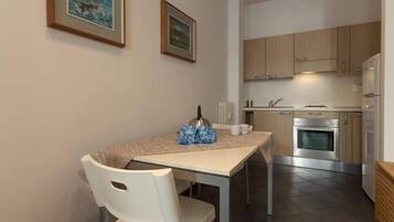 Fridge, oven, stovetop, coffee/tea maker