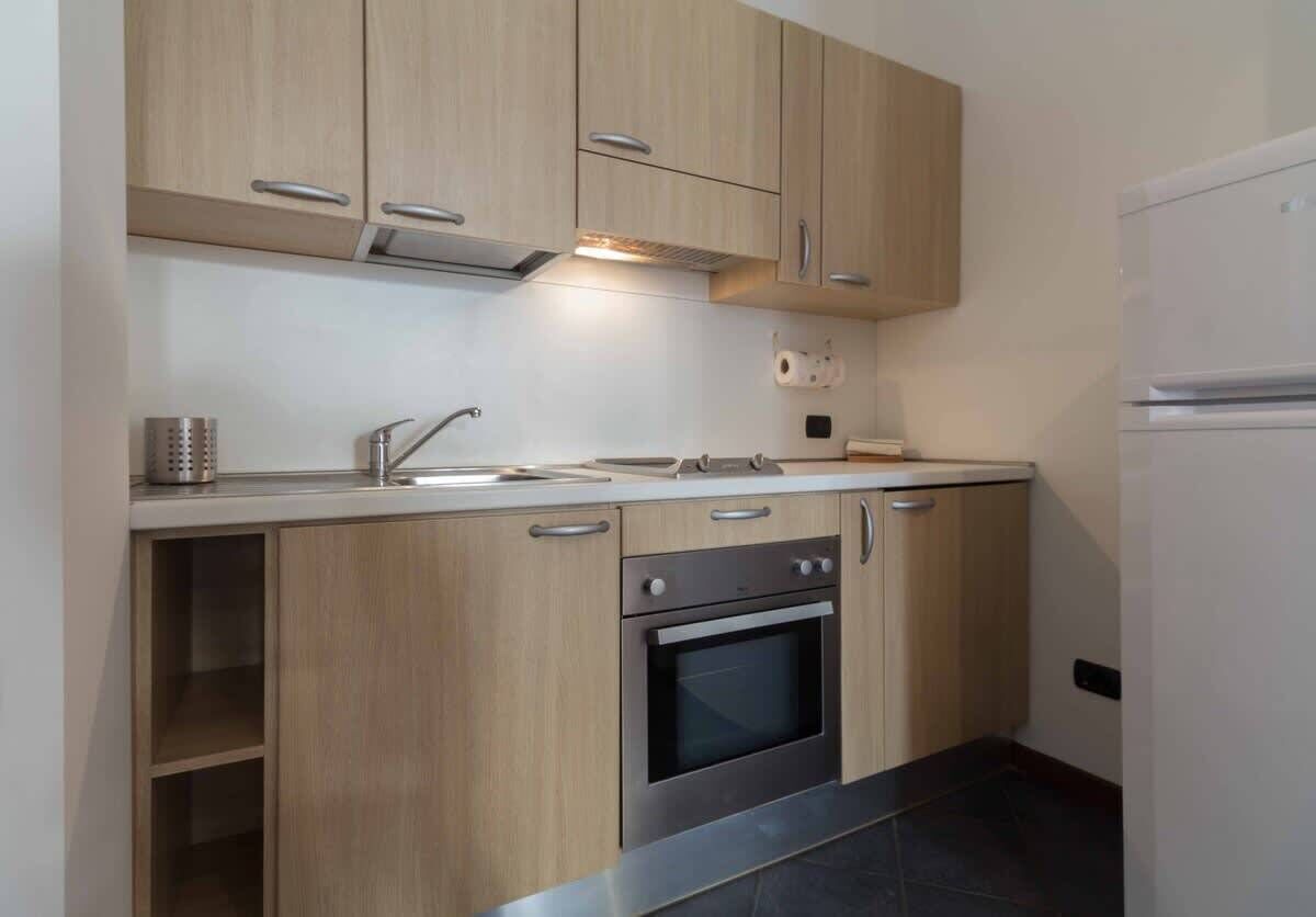 Kylskåp, ugn, spishäll och kaffe- och tebryggare