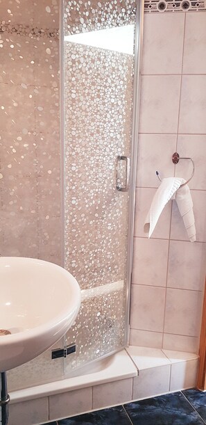 Standaard tweepersoonskamer | Badkamer