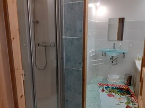 Badewanne, Haartrockner, Handtücher, Shampoo