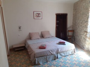 4 bedrooms, iron/ironing board, free WiFi, bed sheets