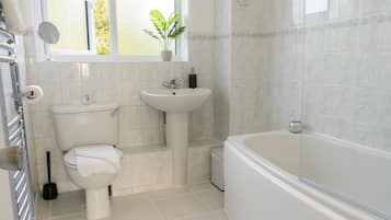 Exclusive Townhome | Bathroom | Heated floors, shampoo