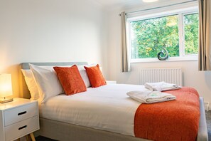 Exclusive Townhome | 4 bedrooms, premium bedding, down duvets, blackout curtains - Fairview Meadows (Peterborough)