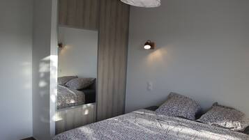 3 slaapkamers, een strijkplank/strijkijzer, gratis wifi, beddengoed