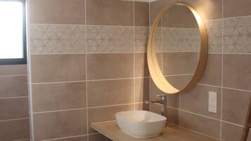 Douche, sèche-cheveux, serviettes fournies, papier toilette