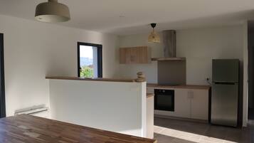 Een koelkast, een oven, een kookplaat, een vaatwasser