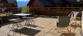 Lovely apartment with large terrace and direct access to the slopes