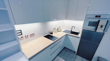 KĂŒhlschrank, Mikrowelle, Ofen, Herdplatte