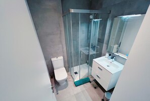 Dusche, Haartrockner, Handtücher, Toilettenpapier