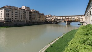Un río con un puente y edificios a la otra orilla.