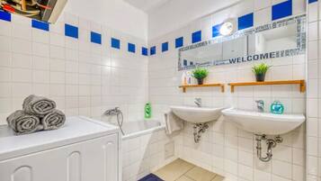 Dusche, Haartrockner, Handtücher, Seife