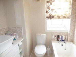 Een douche, een haardroger, handdoeken, zeep