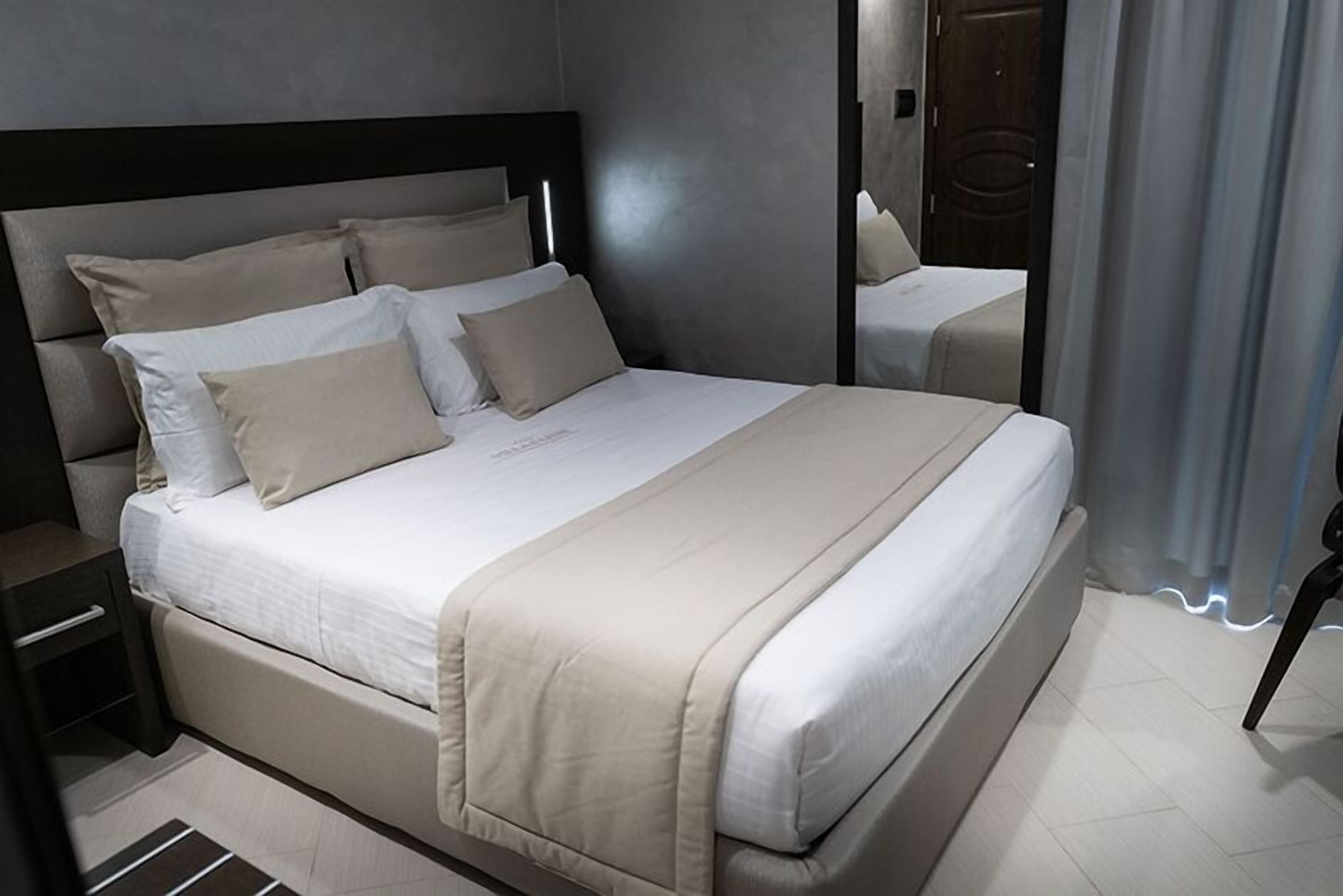 Literie hypoallergénique, minibar, coffres-forts dans les chambres