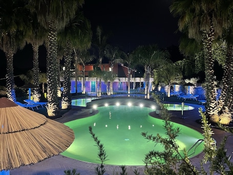 2 piscinas al aire libre, sombrillas, sillones reclinables de piscina