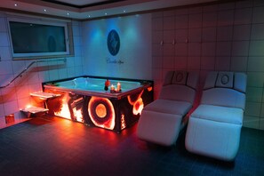 Behandelingskamers voor koppels, een sauna, een bubbelbad, een stoombad