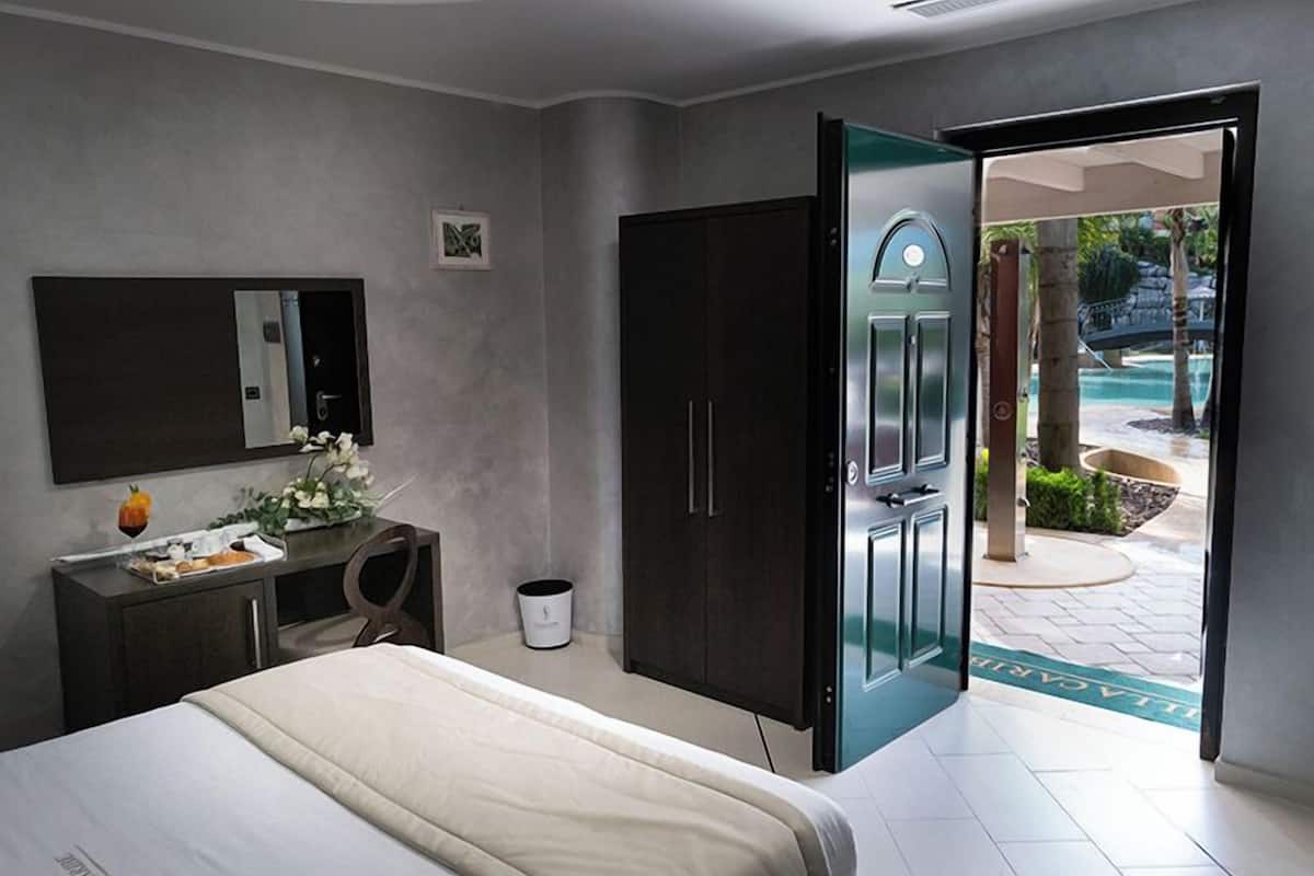 Une chambre d’hôtel moderne équipée d’un lit, d’un bureau, d’une armoire et d’une salle de bain.