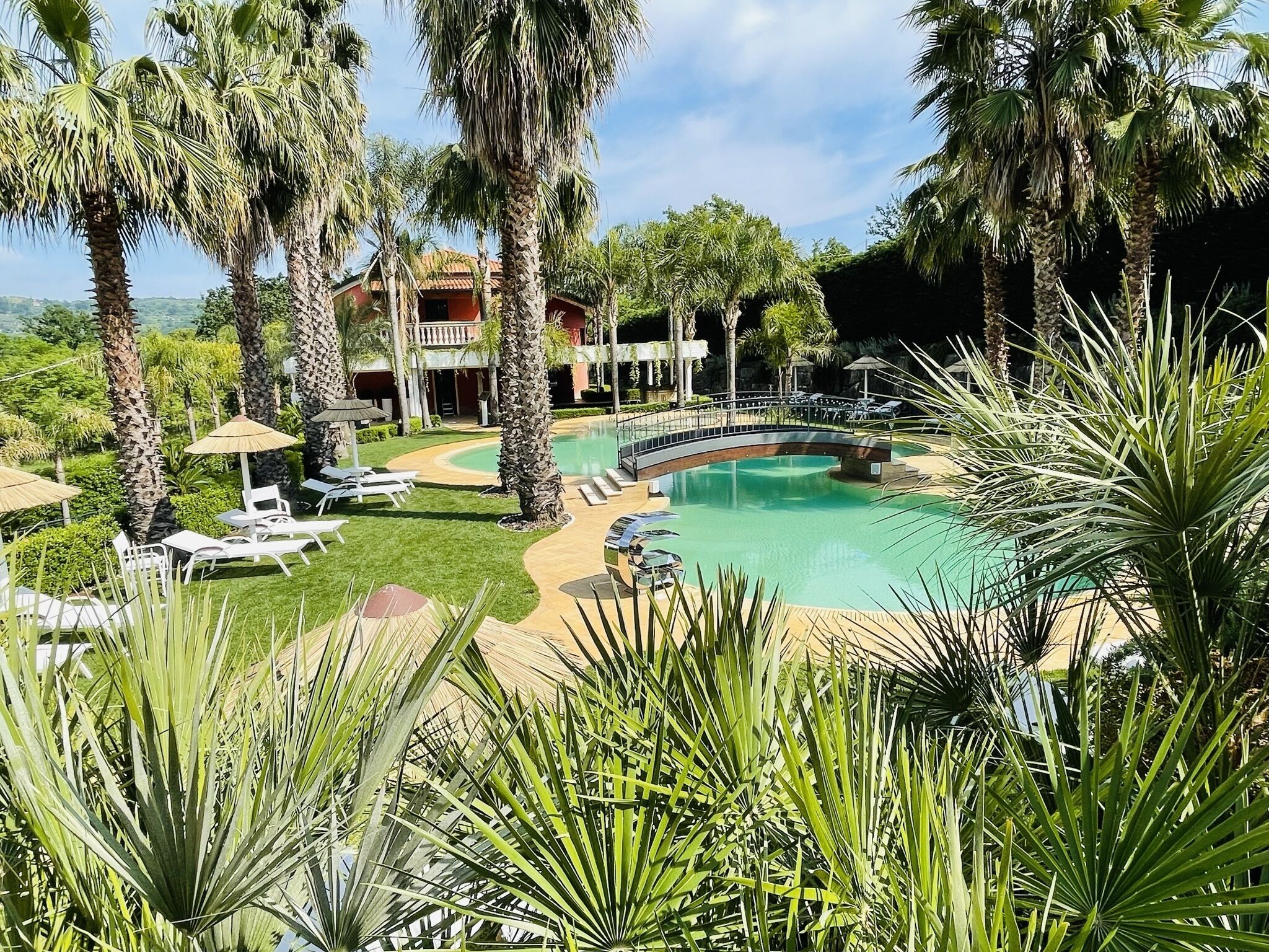 2 piscines extérieures, parasols de plage, chaises longues