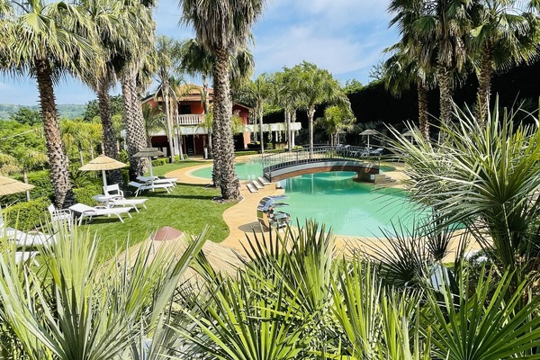 2 piscine all'aperto, ombrelloni da piscina, lettini