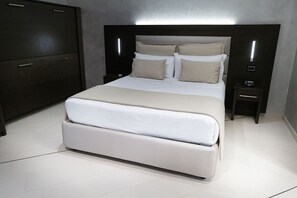 Junior Suite | เครื่องนอนป้องกันสารก่อภูมิแพ้, มินิบาร์, ตู้นิรภัยในห้องพัก, โต๊ะทำงาน