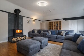 Televisión, chimenea, tenis de mesa y estéreo 