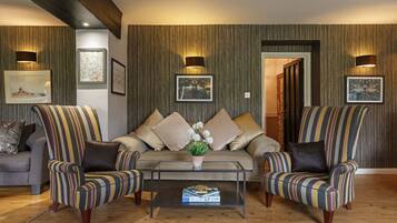 Télévision, cheminée, table de tennis de table, chaßne hi-fi