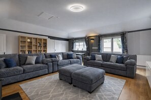 TV, fireplace, ping pong, stereo