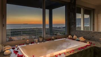 Panoramic Room, 1 King Bed, Ocean View | Bathroom | Free toiletries, hair dryer, slippers, towels