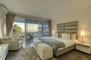 Superior-rum | Allergitestade sängkläder, minibar och värdeförvaringsskåp på rummet