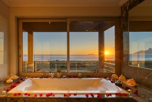 Habitación panorámica, 1 cama de matrimonio grande, vistas al mar | Baño | Artículos de higiene personal gratuitos, secador de pelo y zapatillas