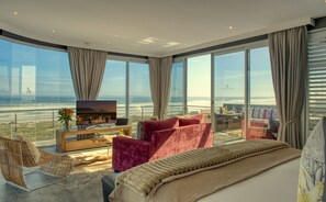 Studiosvit Premier | Allergitestade sängkläder, minibar och värdeförvaringsskåp på rummet