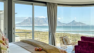 Premier Studio Suite | Hypo-allergenic bedding, minibar, in-room safe, individually decorated