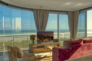 Premier Studio Suite, Ocean View | Hypo-allergenic bedding, minibar, in-room safe, individually decorated - Atlantic Palms (Cape Town)