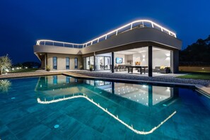 A heated pool - Luxury Villa Madre with heated Mineral pool, Whirlpool, Outdoor Gym (Zmijavci)