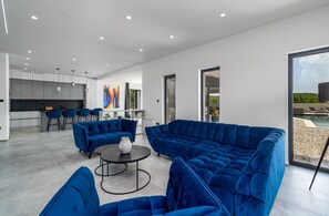 Flachbildfernseher, Videospielkonsole, DVD-Player, Tischtennisplatte