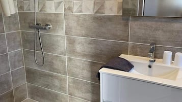 Kamar Double Basic | Kamar mandi | Perlengkapan mandi gratis dan handuk